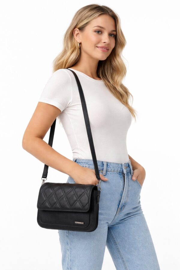 Bolso Manos Libres "Bali" Negro - Textura Acolchada