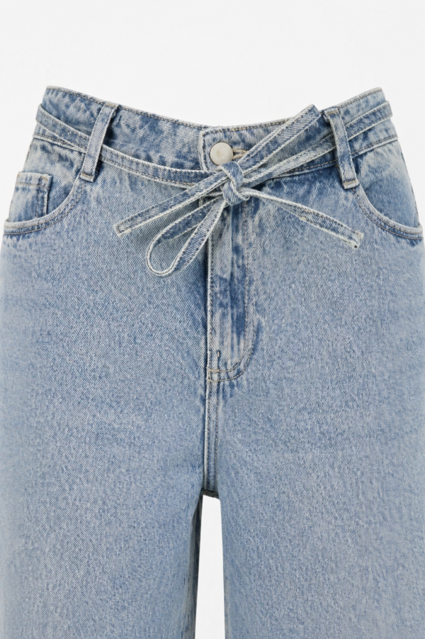 Jeans de pernera ancha con cinturón de lazo en azul claro lavado