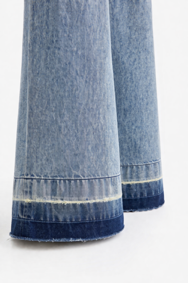 Jeans de pernera ancha con cinturón de lazo en azul claro lavado
