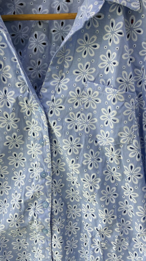 Camisa en Broderie Floral – Azul Cielo