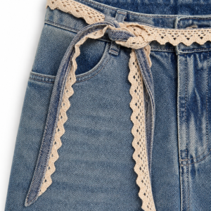 Jean Wide Leg con Cinturón de Encaje y Detalles Distressed