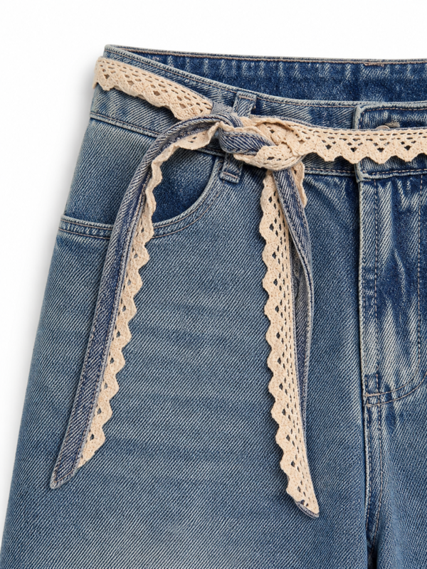 Jean Wide Leg con Cinturón de Encaje y Detalles Distressed