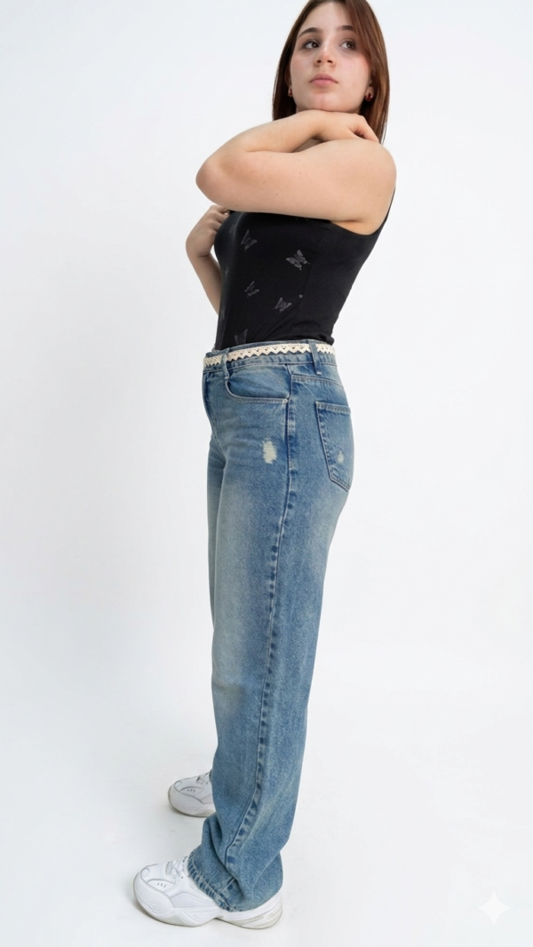 Jean Wide Leg con Cinturón de Encaje y Detalles Distressed