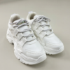 Tenis Chunkys Blancos con Detalles Metalizados y Agujetas Bicolor