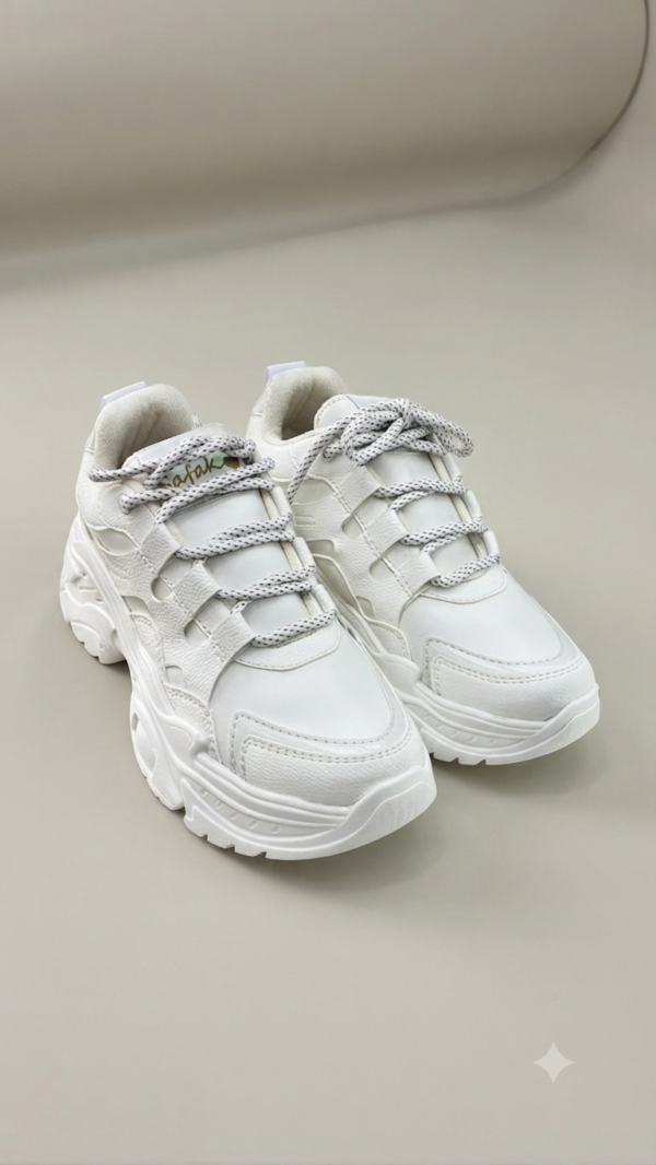 Tenis Chunkys Blancos con Detalles Metalizados y Agujetas Bicolor
