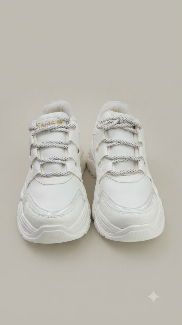 Tenis Chunkys Blancos con Detalles Metalizados y Agujetas Bicolor