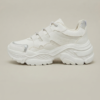 Tenis Chunkys Blancos con Detalles Metalizados y Agujetas Bicolor
