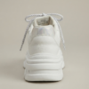 Tenis Chunkys Blancos con Detalles Metalizados y Agujetas Bicolor