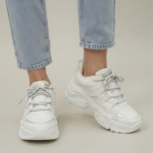 Tenis Chunkys Blancos con Detalles Metalizados y Agujetas Bicolor