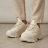 Tenis Chunkys Tono Crema con Diseño de Capas y Agujetas Tejidas