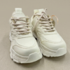 Tenis Chunkys Tono Crema con Diseño de Capas y Agujetas Tejidas