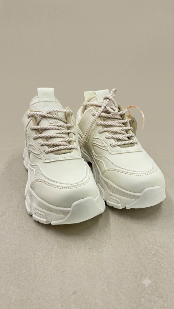Tenis Chunkys Tono Crema con Diseño de Capas y Agujetas Tejidas