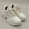 Tenis Chunkys Tono Crema con Diseño de Capas y Agujetas Tejidas