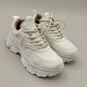 Tenis Chunkys Tono Crema con Diseño de Capas y Agujetas Tejidas