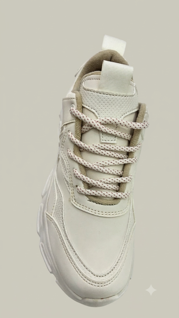 Tenis Chunkys Tono Crema con Diseño de Capas y Agujetas Tejidas