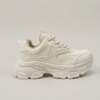 Tenis Chunkys Tono Crema con Diseño de Capas y Agujetas Tejidas